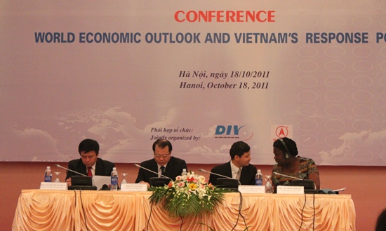 Trình bày tại Hội thảo Triển vọng kinh tế thế giới và chính sách ứng phó của Việt Nam sáng 18/10, TS Nguyễn Xuân Thành, Giám đốc Chính sách công, Chương trình giảm dạy kinh tế Fulbright (FETP), cho biết, hiện tỷ lệ nợ công/GDP của các nước đang phát triển và mới nổi có mức bình quân 39% vào cuối năm 2010.