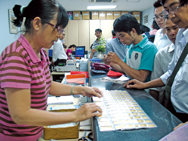 Vàng giảm giá, vác bao tải tiền đi mua
