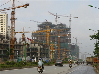 Nhiều chuyên gia nhận định bất động sản vẫn đang trên đà giảm giá. Ảnh: Hồng Vĩnh. 