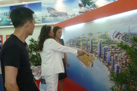 Nhà đầu tư tìm hiểu các dự án bất động sản ở Đà Nẵng.