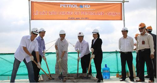 CafeLand – Vừa qua, Công ty Cổ phần Đầu tư Hạ tầng và Đô thị Dầu khí đã tổ chức lễ cất nóc công trình chung cư Petroland, tại khu dân cư Bình Trưng Đông, quận 2.