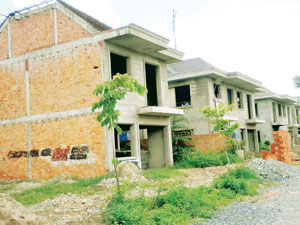 Nhà hoang (Bài 2): Xây thô rồi bỏ