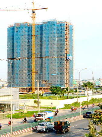 Đường sá mở trước, địa ốc theo sau