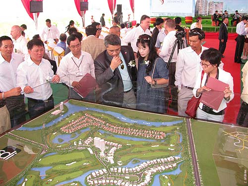 Đủ “chiêu” bán bất động sản