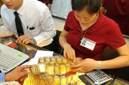 Giá vàng sụt 200.000 đồng/lượng