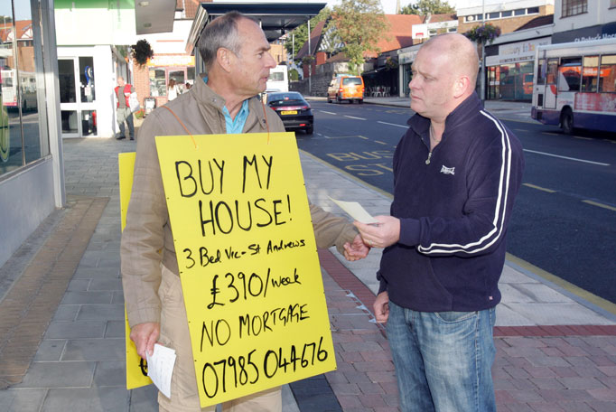 Kỳ quặc người đàn ông đứng đường rao bán nhà 