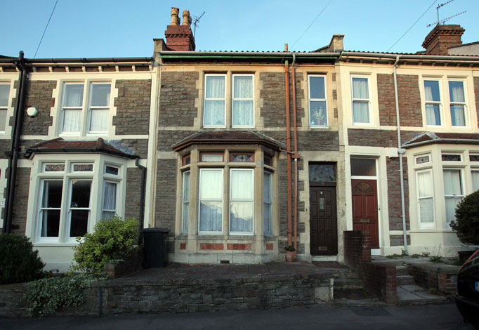 Kỳ quặc người đàn ông đứng đường rao bán nhà 