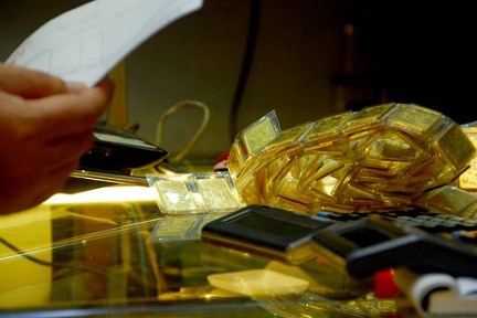 Cấp quota nhập vàng, giá trong nước vẫn vênh xa thế giới