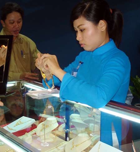 Giá vàng trong nước xuống xa mốc 47 triệu đồng