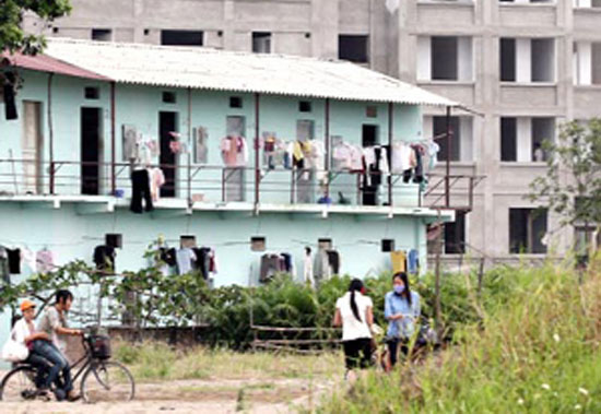 Xây nhà cho công nhân: Vừa khuyến khích vừa bắt buộc