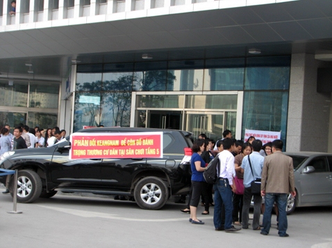 Sau vụ một cư dân bị côn đồ đánh gẫy chân tại tòa nhà Keangnam Cư dân cao ốc Keangnam đứng trước nguy cơ bị “cấm” thang máy