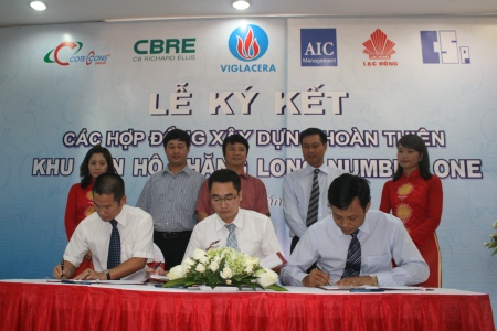  CafeLand – Sáng nay (25/7), Tổng Công ty Viglacera đã tổ chức lễ ký kết các hợp đồng xây dựng, hoàn thiện dự án khu căn hộ Thăng Long Number One. 
