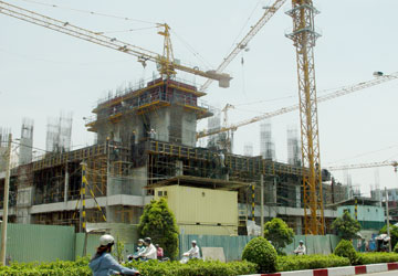 Đề xuất cấm cần trục tháp có tay cần nằm ngang