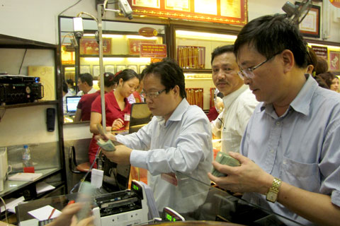 Giá vàng gần chạm 48 triệu đồng