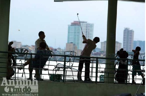 Giải mã về “sân” golf trên mặt nước avà chuyện... hết thiêng của hồ Tây