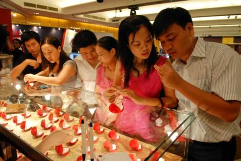 Nghiến răng mua vàng thời đắt đỏ