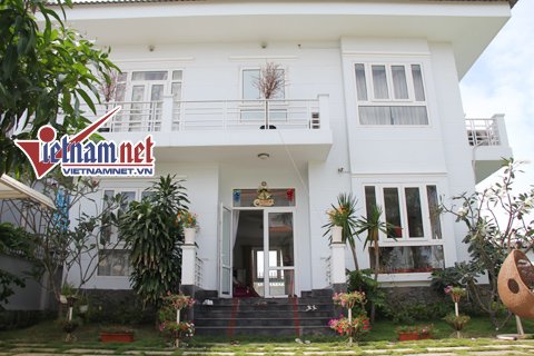 Choáng với biệt thự xa hoa của bạn gái Tiến Đoàn