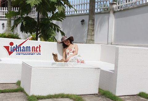 Amy Hương từng học tiếng Anh ở Singapore rồi qua Úc học chuyên ngành kinh tế. Cô trở về Việt Nam được 2 năm nay vừa tham gia lĩnh vực kinh doanh bất động sản, mở quán bar ở quận 1 và đóng phim. Amy từng gây ấn tượng với hai bộ phim Cơn mưa tình yêu, Chiếc giường ngăn đôi và hiện chuẩn bị đóng một bộ phim truyền hình dài 40 tập. Amy Hương bảo thời gian gần đây có những bài báo và hình ảnh đề cập tới chuyện tình cảm của cô và Tiến Đoàn gây sự bất lợi nhưng Amy không muốn lên tiếng hay đính chính nhiều mặc dù trong lòng rất buồn.
