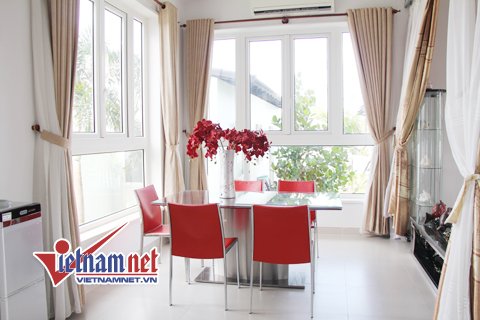 Amy Hương từng học tiếng Anh ở Singapore rồi qua Úc học chuyên ngành kinh tế. Cô trở về Việt Nam được 2 năm nay vừa tham gia lĩnh vực kinh doanh bất động sản, mở quán bar ở quận 1 và đóng phim. Amy từng gây ấn tượng với hai bộ phim Cơn mưa tình yêu, Chiếc giường ngăn đôi và hiện chuẩn bị đóng một bộ phim truyền hình dài 40 tập. Amy Hương bảo thời gian gần đây có những bài báo và hình ảnh đề cập tới chuyện tình cảm của cô và Tiến Đoàn gây sự bất lợi nhưng Amy không muốn lên tiếng hay đính chính nhiều mặc dù trong lòng rất buồn.
