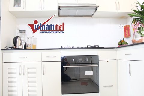 Amy Hương từng học tiếng Anh ở Singapore rồi qua Úc học chuyên ngành kinh tế. Cô trở về Việt Nam được 2 năm nay vừa tham gia lĩnh vực kinh doanh bất động sản, mở quán bar ở quận 1 và đóng phim. Amy từng gây ấn tượng với hai bộ phim Cơn mưa tình yêu, Chiếc giường ngăn đôi và hiện chuẩn bị đóng một bộ phim truyền hình dài 40 tập. Amy Hương bảo thời gian gần đây có những bài báo và hình ảnh đề cập tới chuyện tình cảm của cô và Tiến Đoàn gây sự bất lợi nhưng Amy không muốn lên tiếng hay đính chính nhiều mặc dù trong lòng rất buồn.