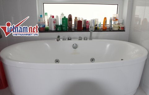 Amy Hương từng học tiếng Anh ở Singapore rồi qua Úc học chuyên ngành kinh tế. Cô trở về Việt Nam được 2 năm nay vừa tham gia lĩnh vực kinh doanh bất động sản, mở quán bar ở quận 1 và đóng phim. Amy từng gây ấn tượng với hai bộ phim Cơn mưa tình yêu, Chiếc giường ngăn đôi và hiện chuẩn bị đóng một bộ phim truyền hình dài 40 tập. Amy Hương bảo thời gian gần đây có những bài báo và hình ảnh đề cập tới chuyện tình cảm của cô và Tiến Đoàn gây sự bất lợi nhưng Amy không muốn lên tiếng hay đính chính nhiều mặc dù trong lòng rất buồn.