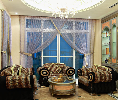 Mai Thu Huyền thích phong cách Versace 