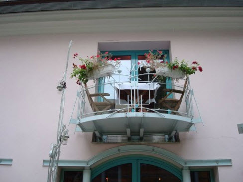 Hoa đẹp rực rỡ trên ban công