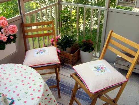 Hoa đẹp rực rỡ trên ban công