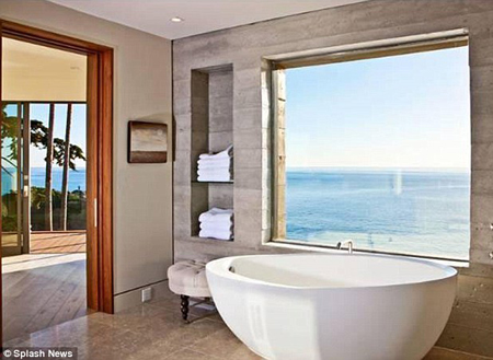 Vợ chồng nhà Beck thuê dinh thự siêu xịn