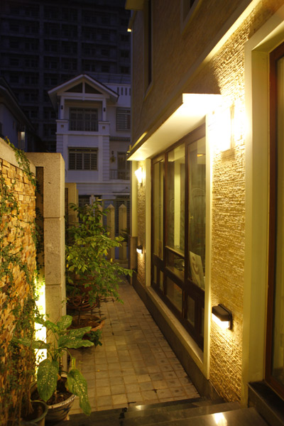 Đột nhập vào phòng ngủ của ca sĩ Hồ Quỳnh Hương