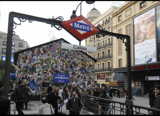 Khách sạn làm từ rác thải quá độc giữa thành phố