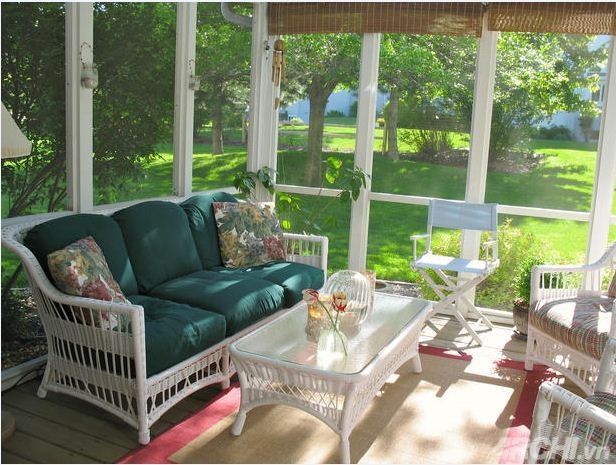 Những mái hiên làm tăng sự hấp dẫn của ngôi nhà 