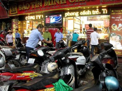 Tiếp tục bán vàng khi giá tăng cao