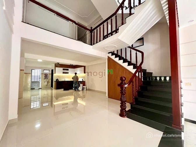 Красивый трёхэтажный дом на улице Nguyễn Thị Định, у рынка An Hải Bắc