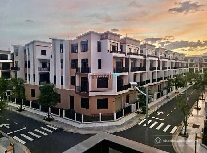 ần bán căn nhà phố kiểu xẻ khe ngay dự án t&t của thái sơn, long an