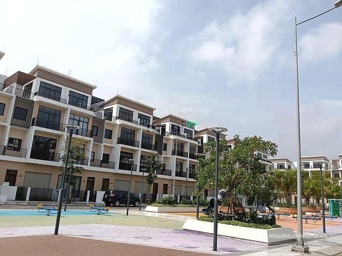 Bán biệt thự: Cần bán căn nhà phố kiểu xẻ khe ngay dự án T&T Thái Sơn, Long An