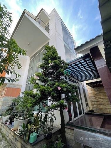 Bán biệt thự: Nhà 1 Trệt 1 Lững 2 Lầu,DT 178m2 Ngang 10m MT Trương Văn Thành, P.