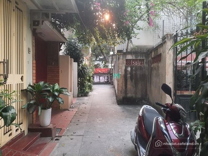 Bán nhà riêng: Nhà Linh Lang, Ba Đình trước nhà sân rộng đủ 10 mâm cỗ, 45m2 hơn 