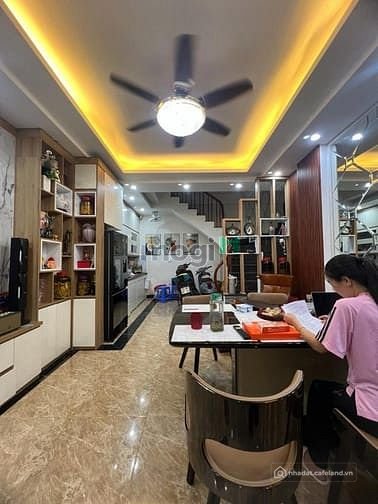 Bán nhà riêng: Bán nhà Hà Đông phố Vạn Phúc 13,7 tỷ, 52m2, ô tô vào nhà, KD.