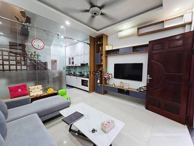 Bán nhà riêng: Nhà đẹp hàng xóm phố Việt Hưng, chỉ hơn 6 tỷ, ô tô đỗ tận cổng