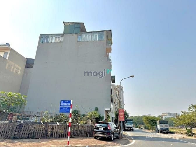 Bán đất thổ cư: Rẻ nhất, Đất TĐC Giang Biên, Lô góc 2 mặt tiền vỉa hè dt 90m2 mt