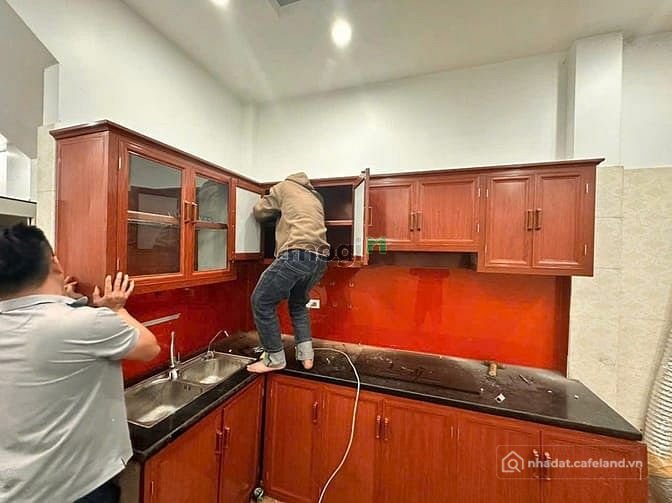 Cho thuê nhà ngõ 33 chùa láng 85m x 5T ô tô đỗ cửa