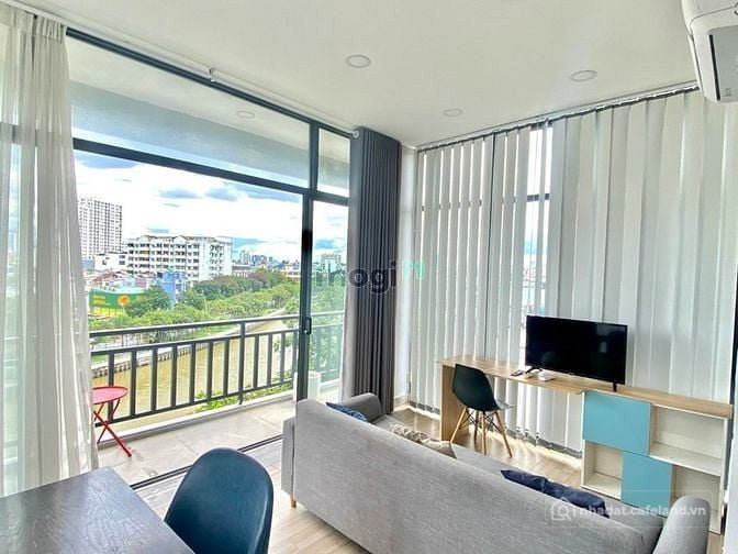 Căn hộ penhouse 55m2 1pn mặt tiền Hoàng Sa - Q1