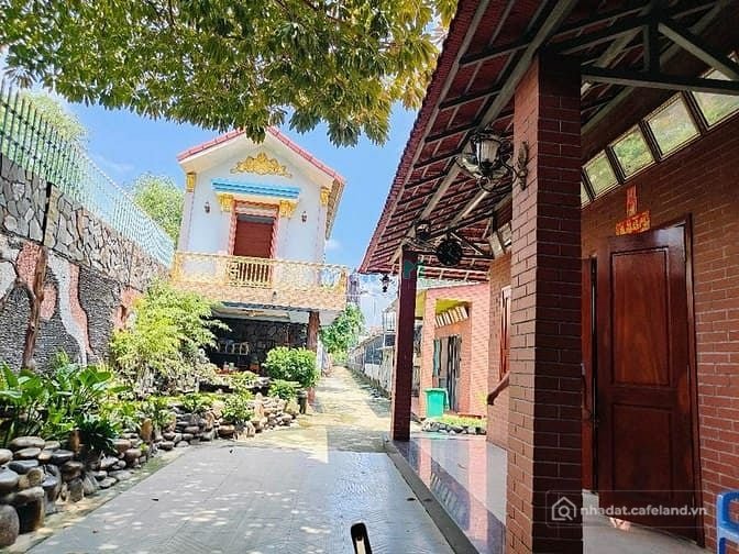 Bán nhà riêng: Khu nhà đẹp lung linh, vườn rộng rải trại thú độc lạ, 3461m2; 24,