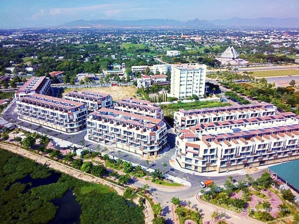 Nhà hàng - Khách sạn: Bán nhà 4 lầu Hacom mall sổ sẳn ngay quảng trường 16/4