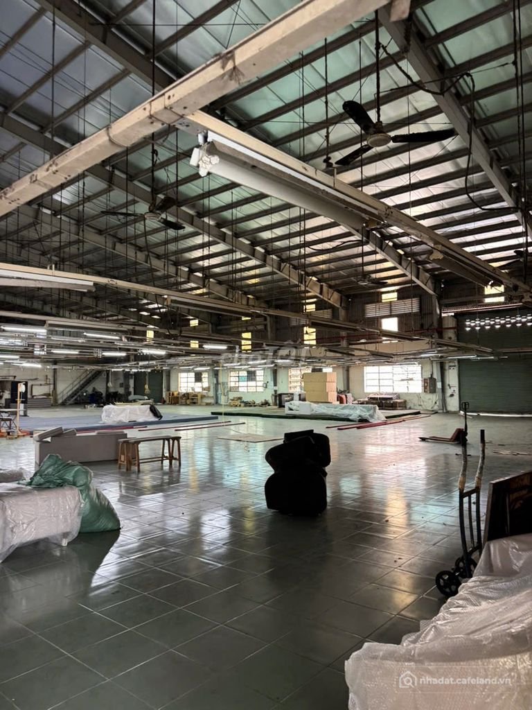 Nhà hàng - Khách sạn: Bán xường KCN đức hòa Long An dt 7100m