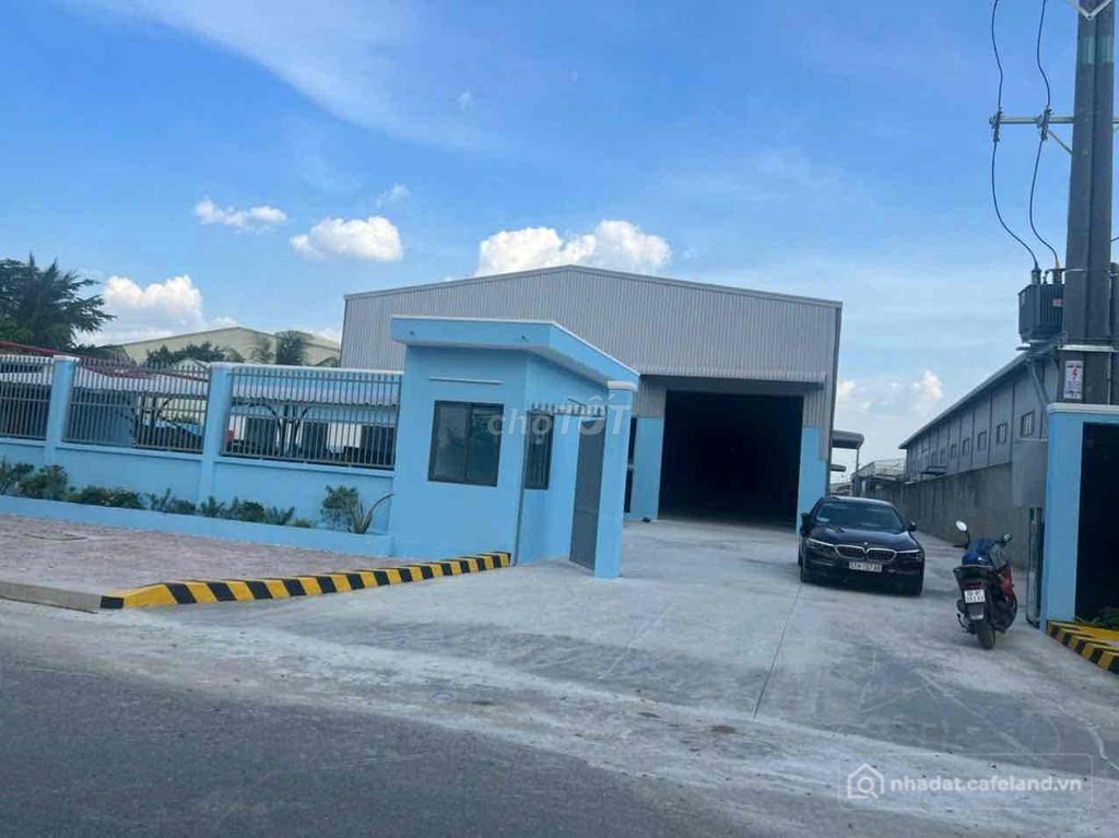 Nhà hàng - Khách sạn: Bán xưởng 3000m. Khu công nghiệp. Đức Hòa 3. Long An