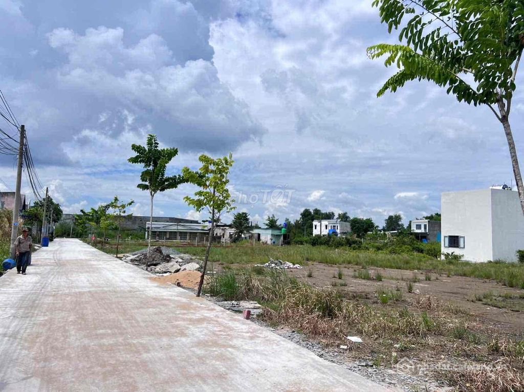 Bán đất thổ cư: Đất Ấp 2 đối diện Ecity Tân Đức 5x29m giá 1ty1