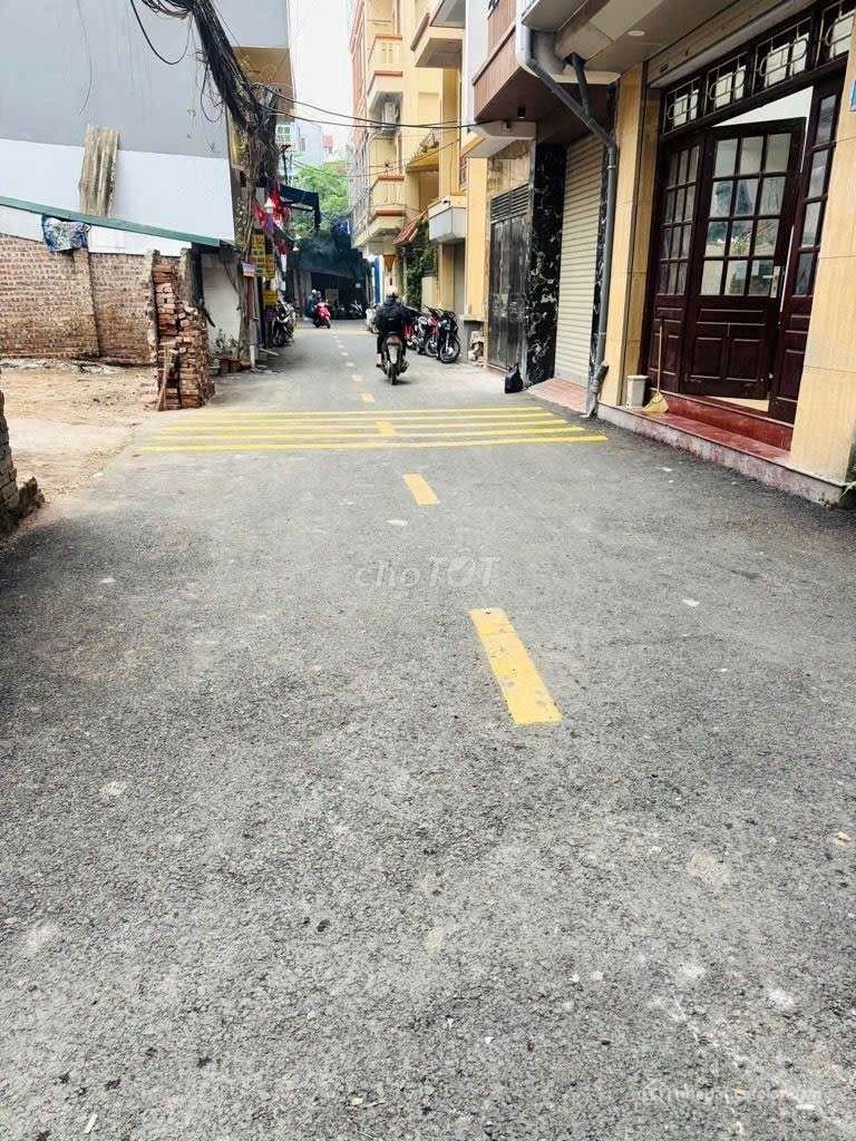 Biệt thự: PHƯỜNG HOÀNG LIỆT - NHÀ DÂN XÂY ĐẸP KHU VỰC - ĐỂ Ô TÔ - KINH DOANH