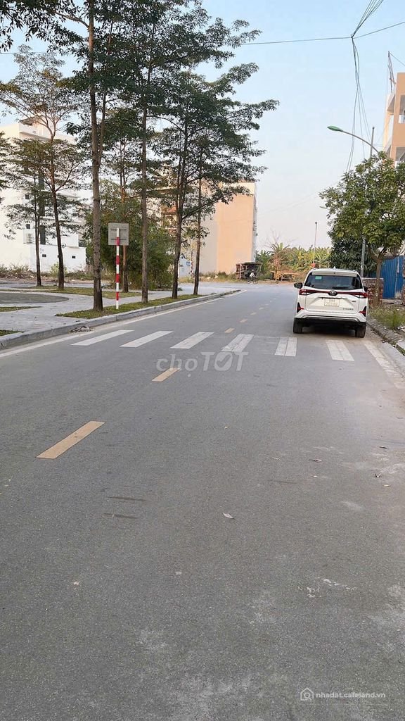 Bán đất nền dự án: Cần bán lô đất Bách Việt Lake Garden giá 5tyxx